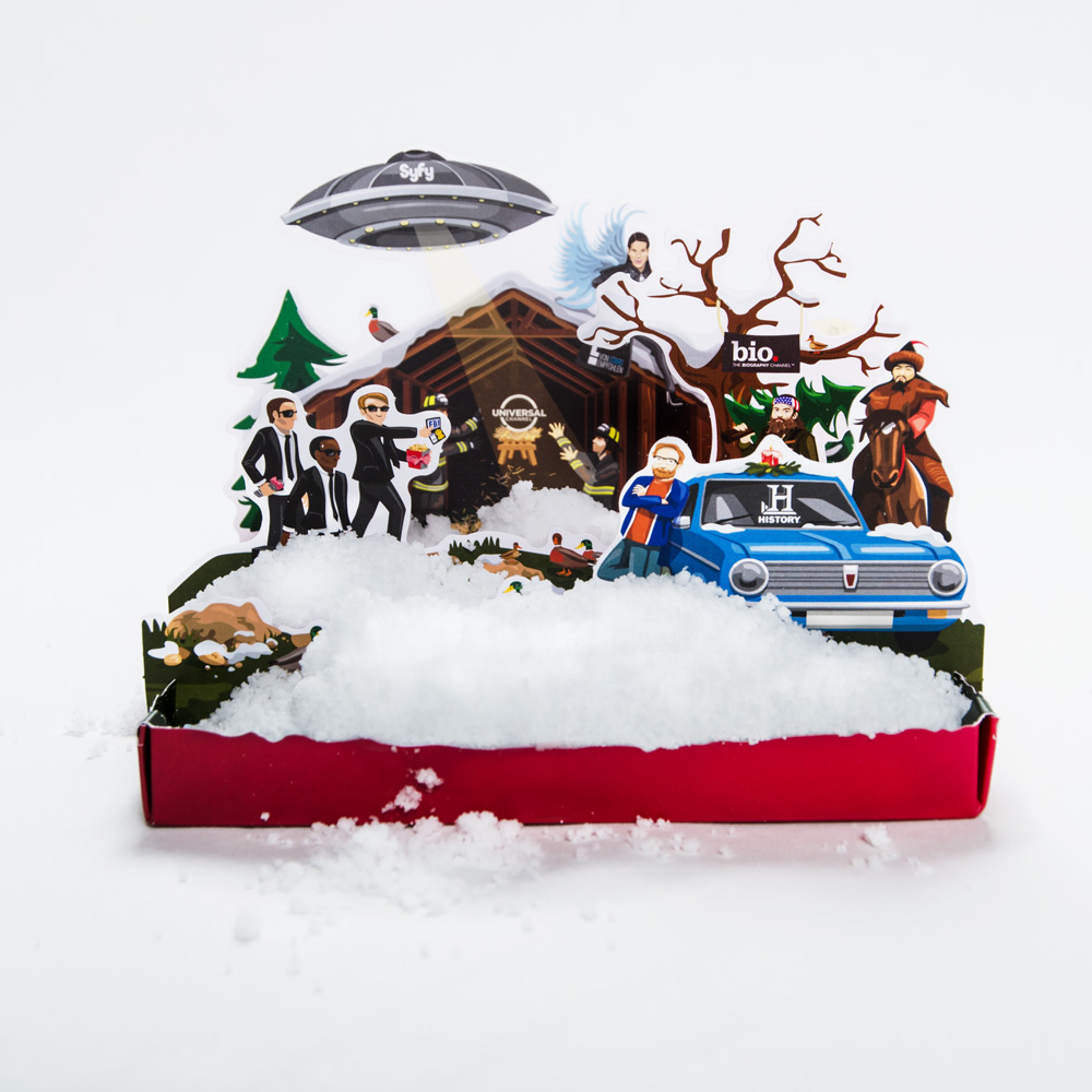 Weihnachtskrippe mit Figuren aus dem NBC-Universum – umgeben von künstlichem Schnee als originelles Weihnachts-Giveaway für Geschäftspartner.