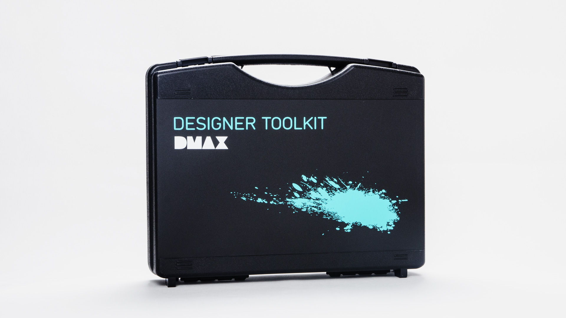 Schwarzer DMAX-Werkzeugkoffer mit „Designer Toolkit“-Aufdruck – Teil der Werbebox für Lizenzpartner im typischen Look des Männersenders.