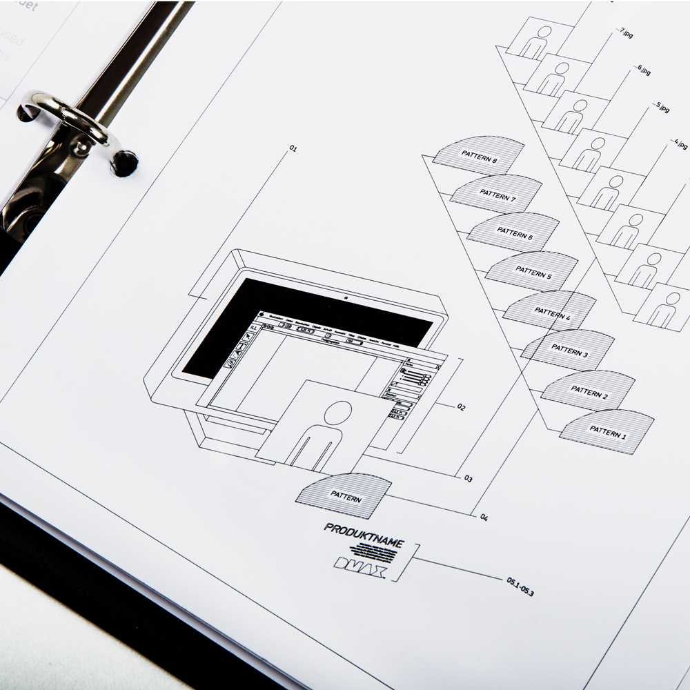 Offener Ordner mit Designvorlagen für DMAX-Produkte wie Sonnenbrillen, Sneaker, Energy-Drinks und Schokolade – Bestandteil der Werbebox für Partner.