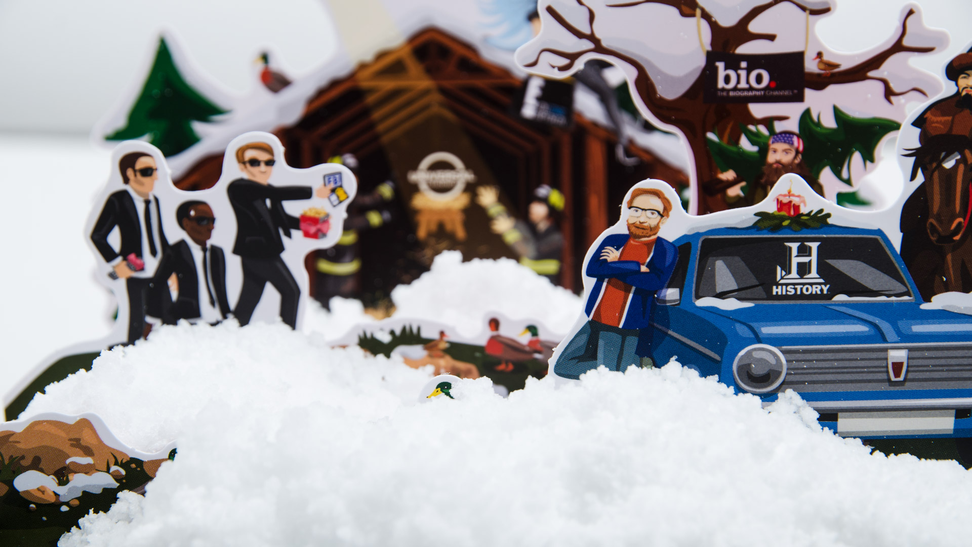 Detailansicht der Winterkrippe mit NBC-Charakteren – Agenten, Enten und Schnee im Fokus des hochwertigen Weihnachtsmailings.