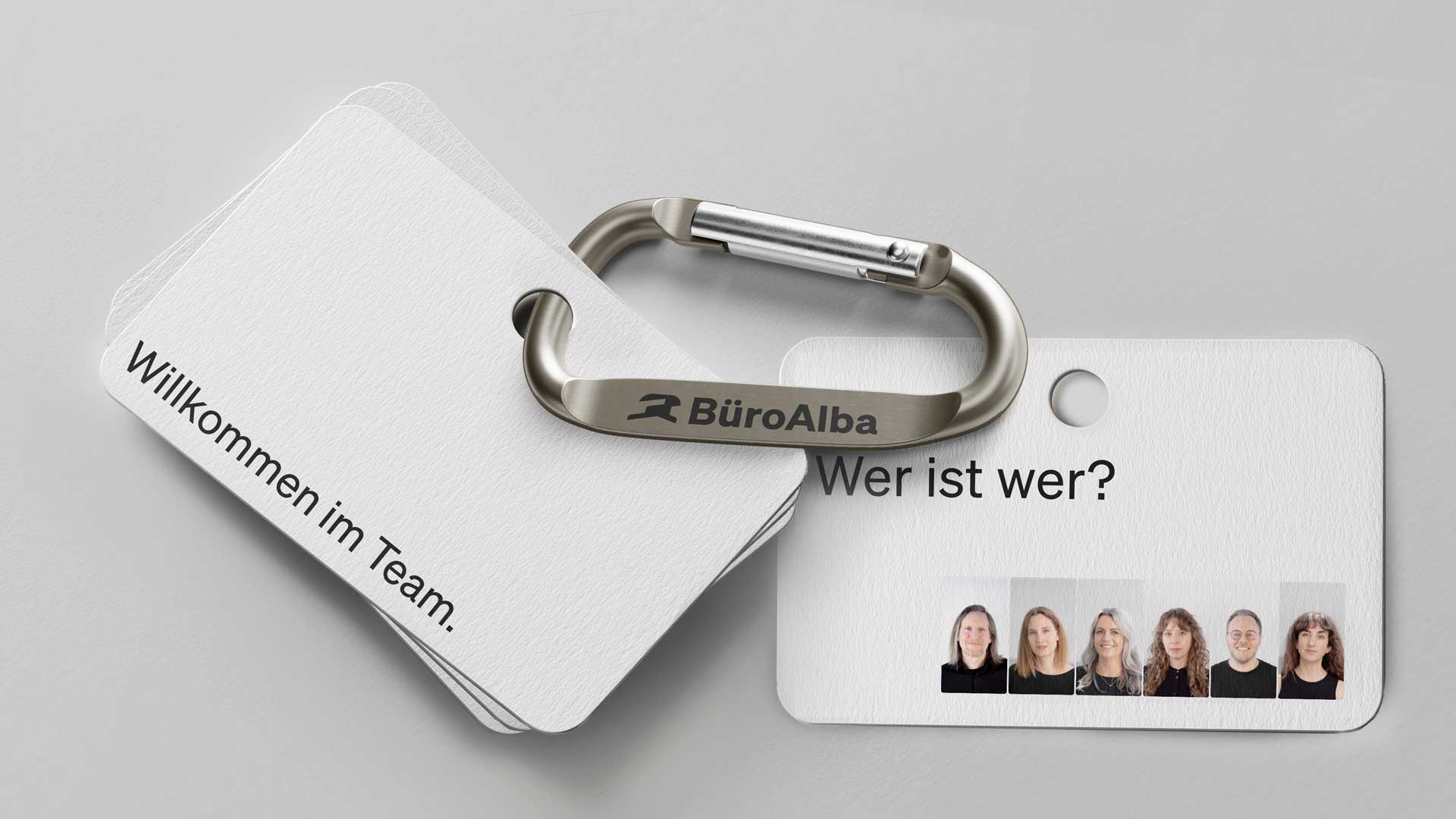 Brand Karabiner mit Karten mit Informationen über das Unternehmen als Mitarbeiter Geschenk.