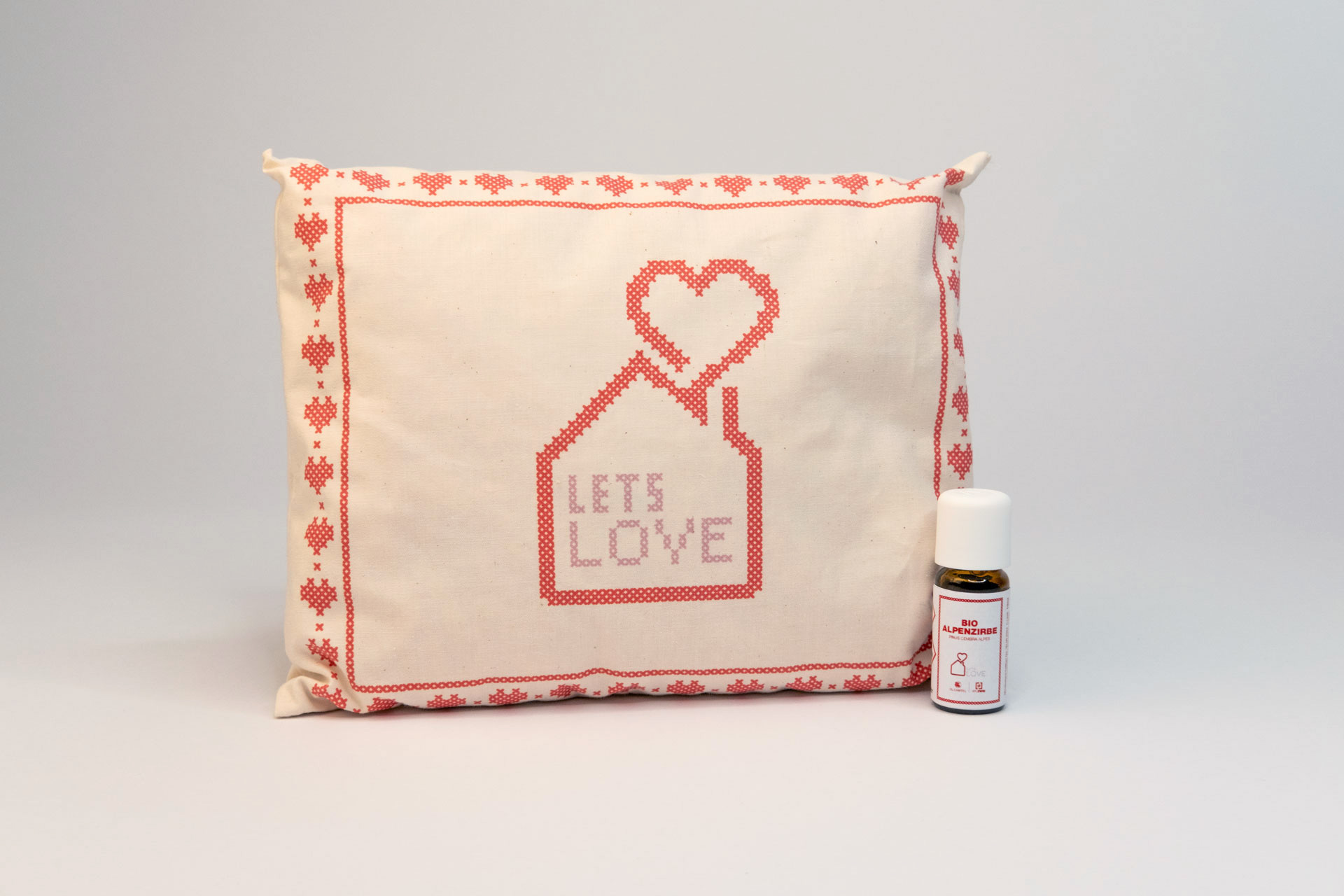 Kleines Zirbenkissen mit Aufschrift "Lets Love" als GEschenkbox.