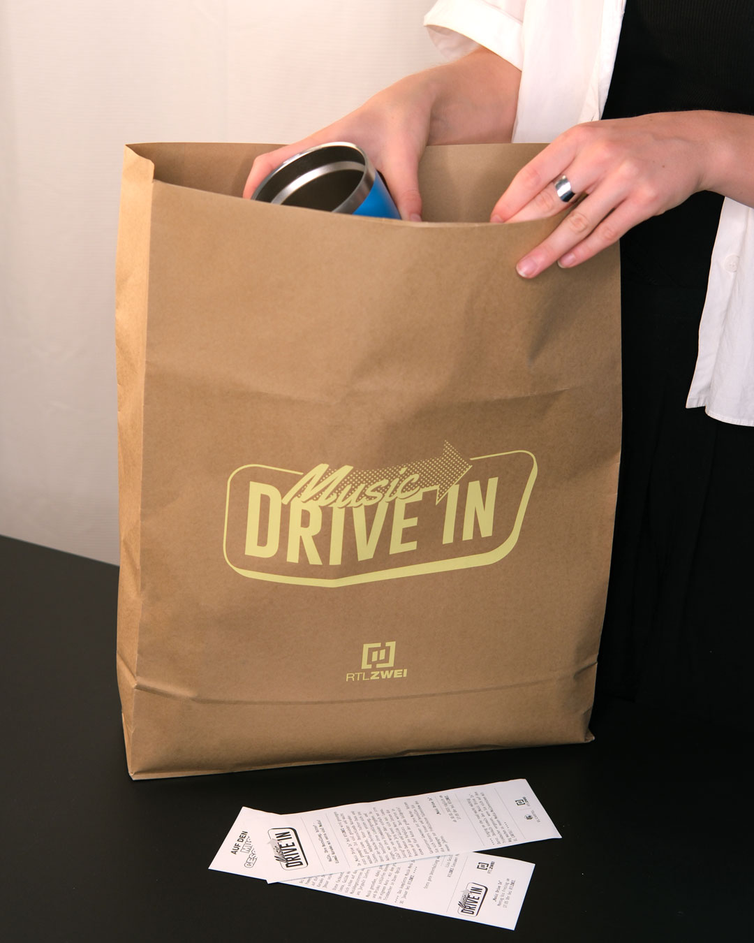 Klassische Amerikanische DriveIn Tüte für RTL ZWEI, beim Unboxing mit passenden Giveaways.