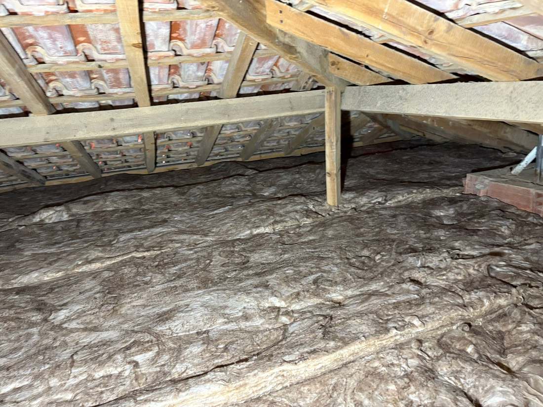 Pavimento do sótão isolado com lã mineral num projeto EnergyEase