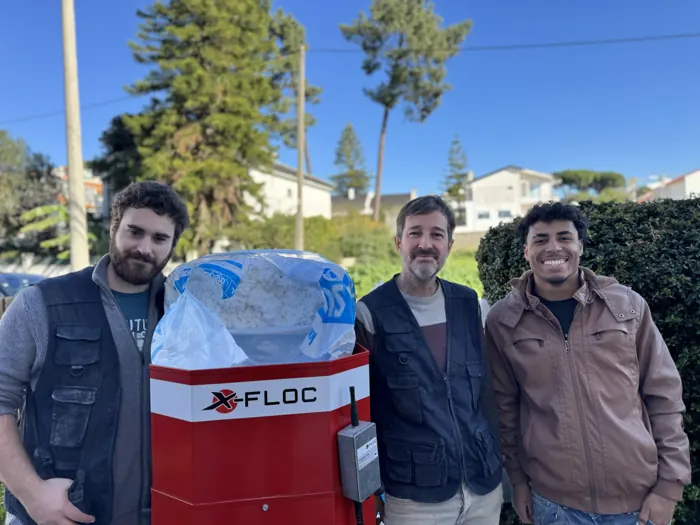 A equipa da EnergyEase junto à máquina de insuflar
