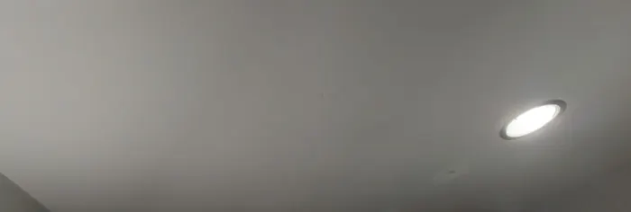Teto falso com o foco de volta ao lugar depois de insuflar