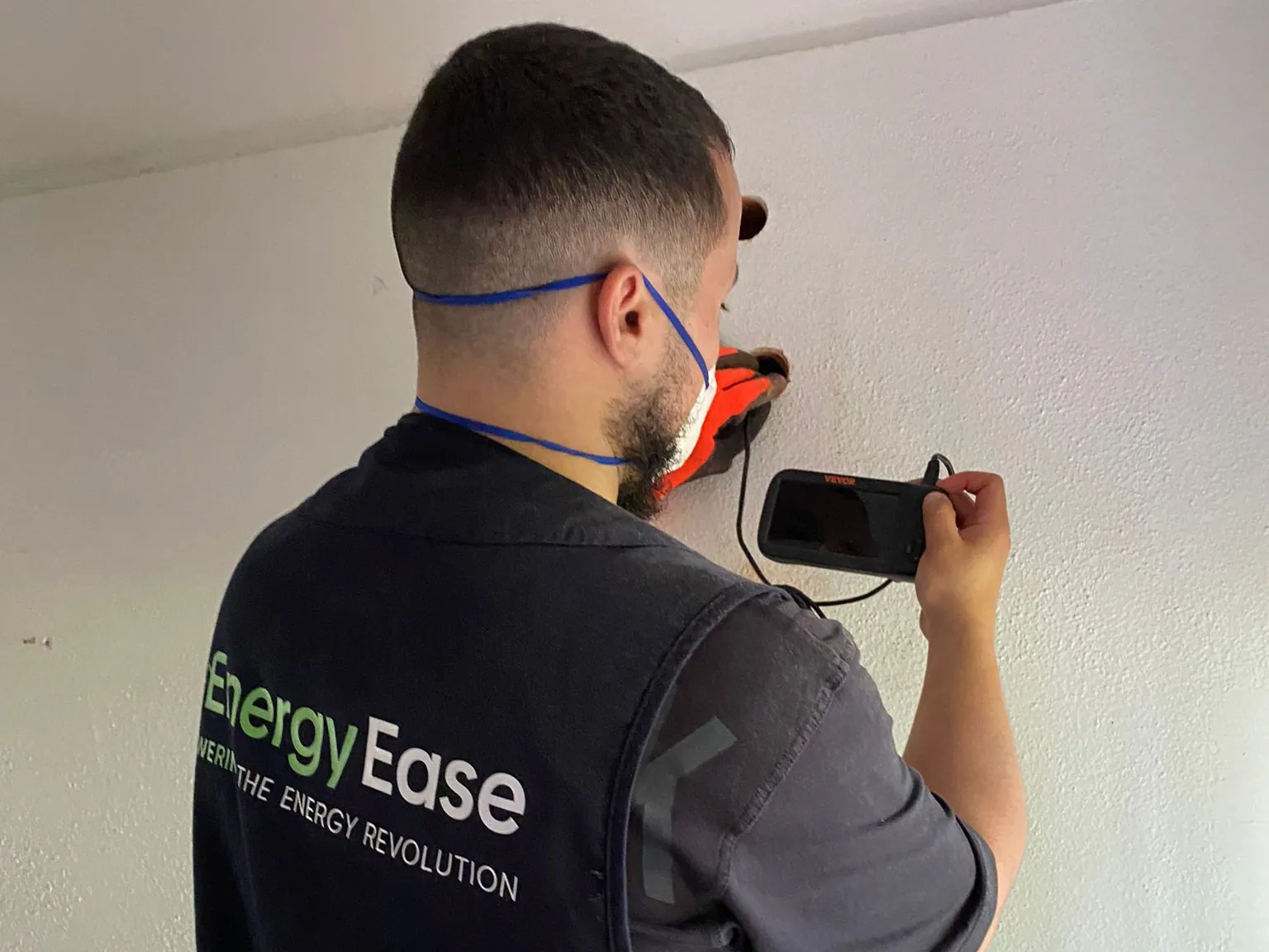 Técnico da EnergyEase encosta a câmara de inspeção a uma parede para ver se tem caixa de ar