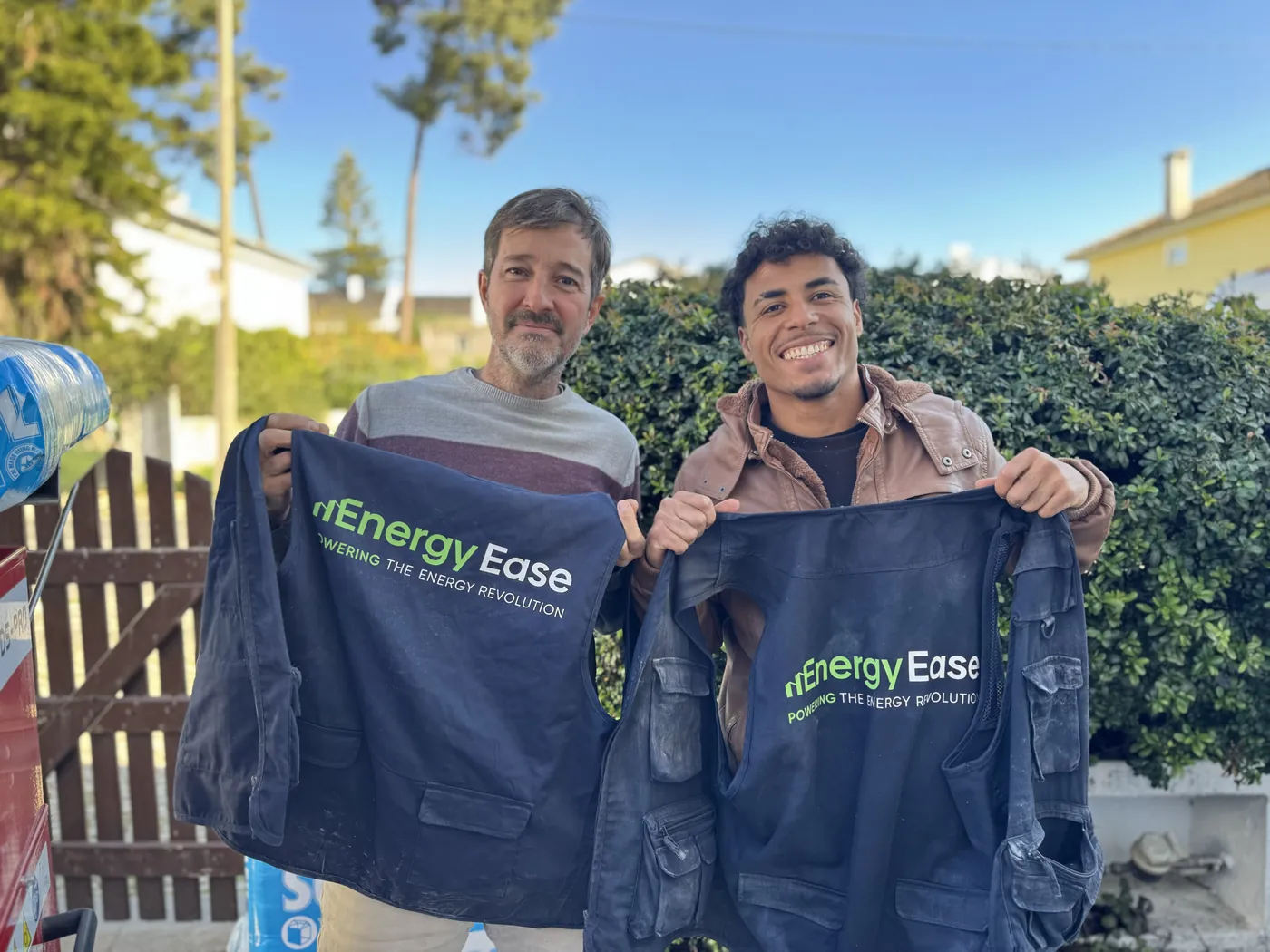 Equipa da EnergyEase com os coletes da empresa
