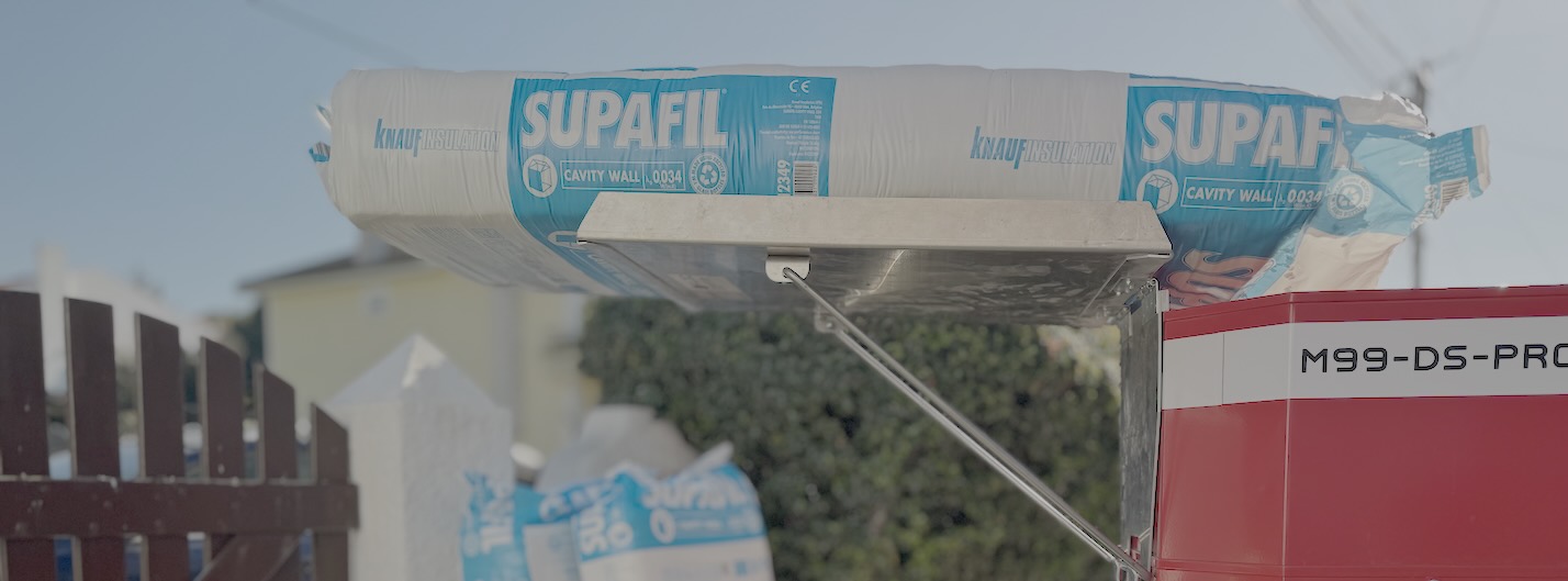 Sacos de lã mineral Knauf Supafil e a máquina de insuflar da EnergyEase