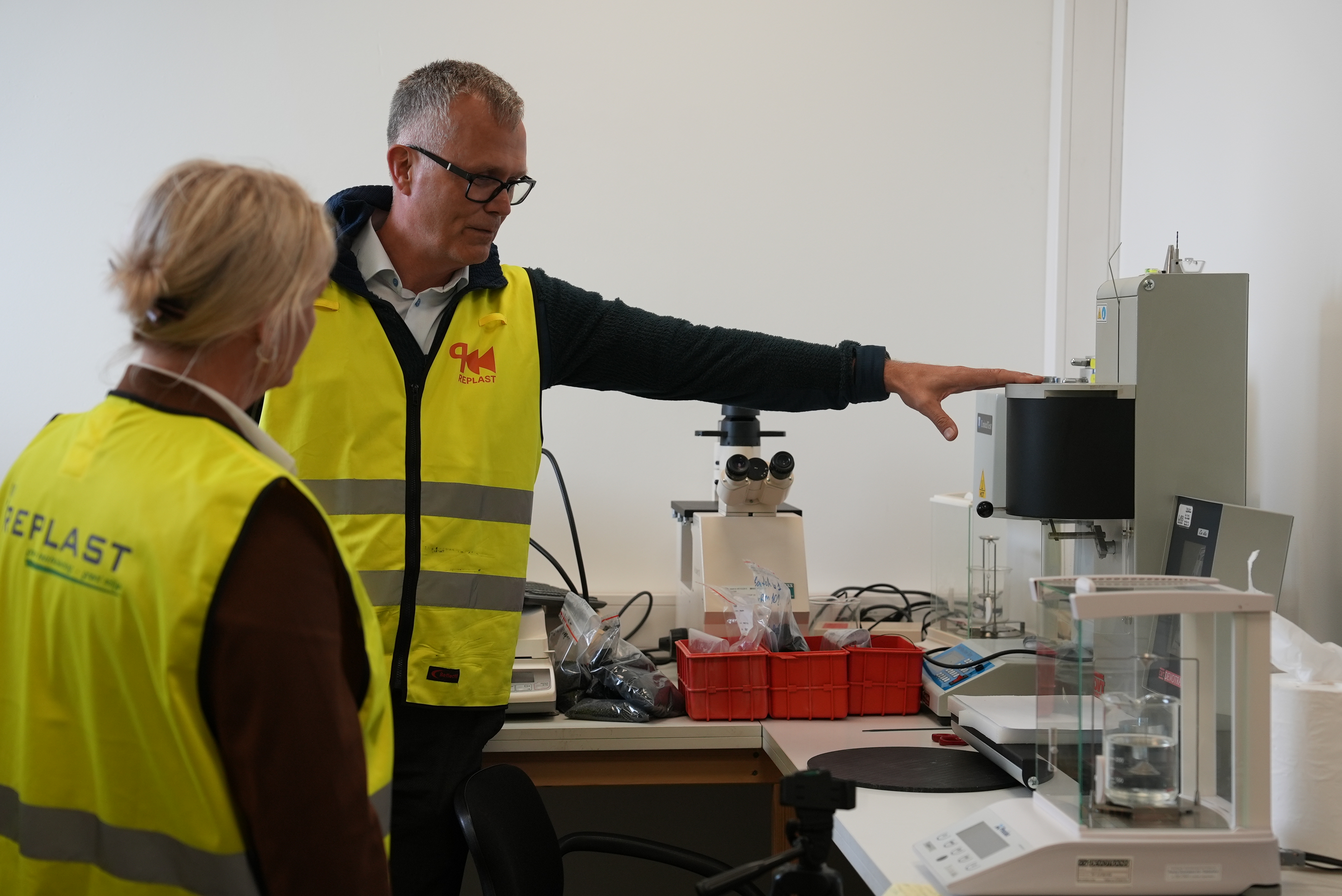 Person viser labutstyr