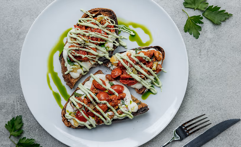 Bruschetta mit Tomaten, Mozzarella und Kräutersauce im Brot Bistro Bar Zürich – saisonale Bistroküche