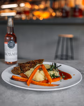 Saisonaler Hauptgang mit glasierten Karotten und Kartoffelpüree im Brot Bistro Bar Zürich