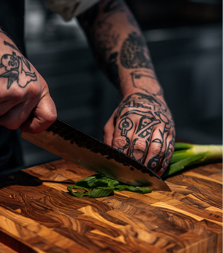 Küchenchef schneidet frische Kräuter im Brot Bistro Bar Zürich – handgemachte, saisonale Küche