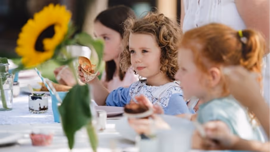 Familienfeier im Brot Bistro Bar Zürich – Kinder an festlich dekoriertem Tisch mit Sonnenblumen