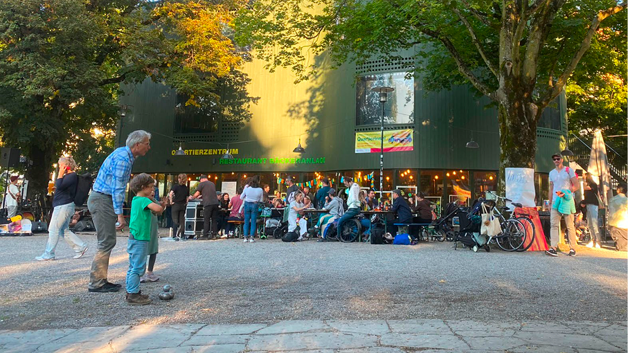 Abendstimmung vor dem Brot Bistro Bar im Park Bäckeranlage Zürich – belebter Aussenbereich mit Gästen
