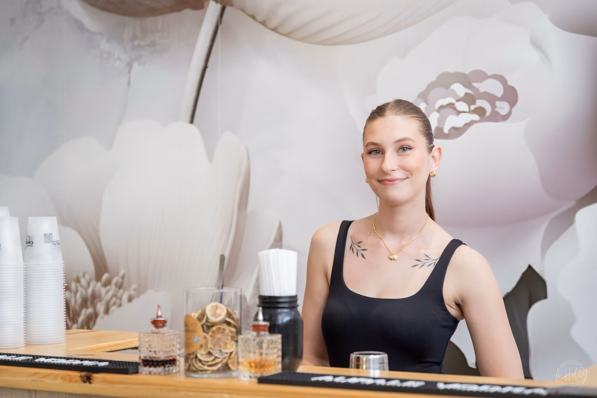 Un barman souriant derrière un magnifique comptoir