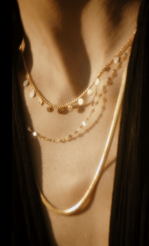 bijoux collier dorée sur femme