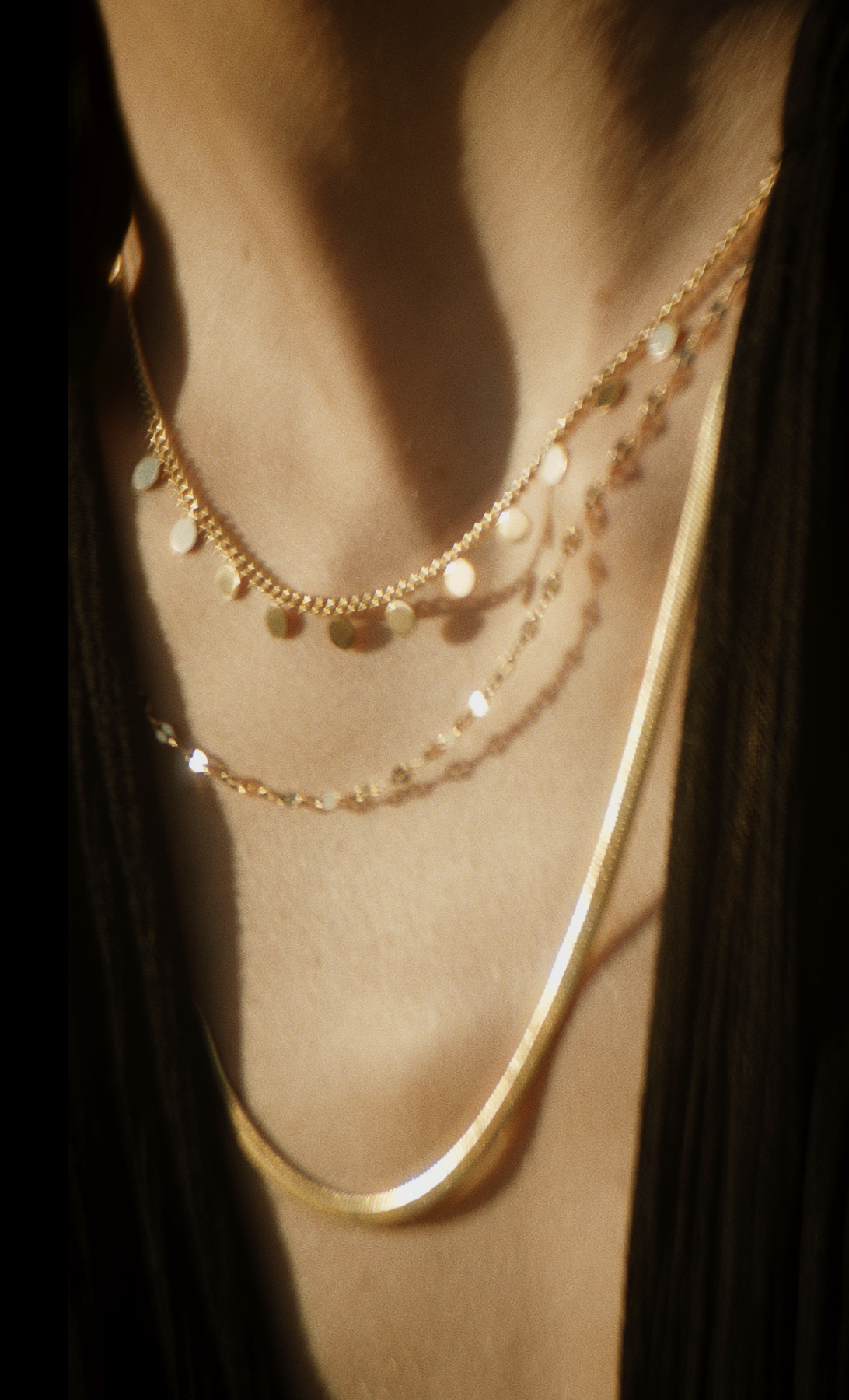 bijoux collier dorée sur femme