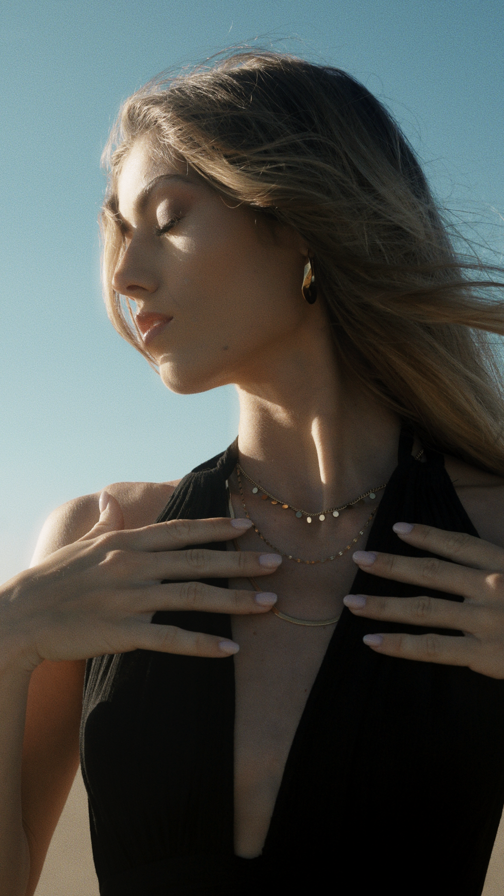 femme qui porte son collier dorée autour du cou