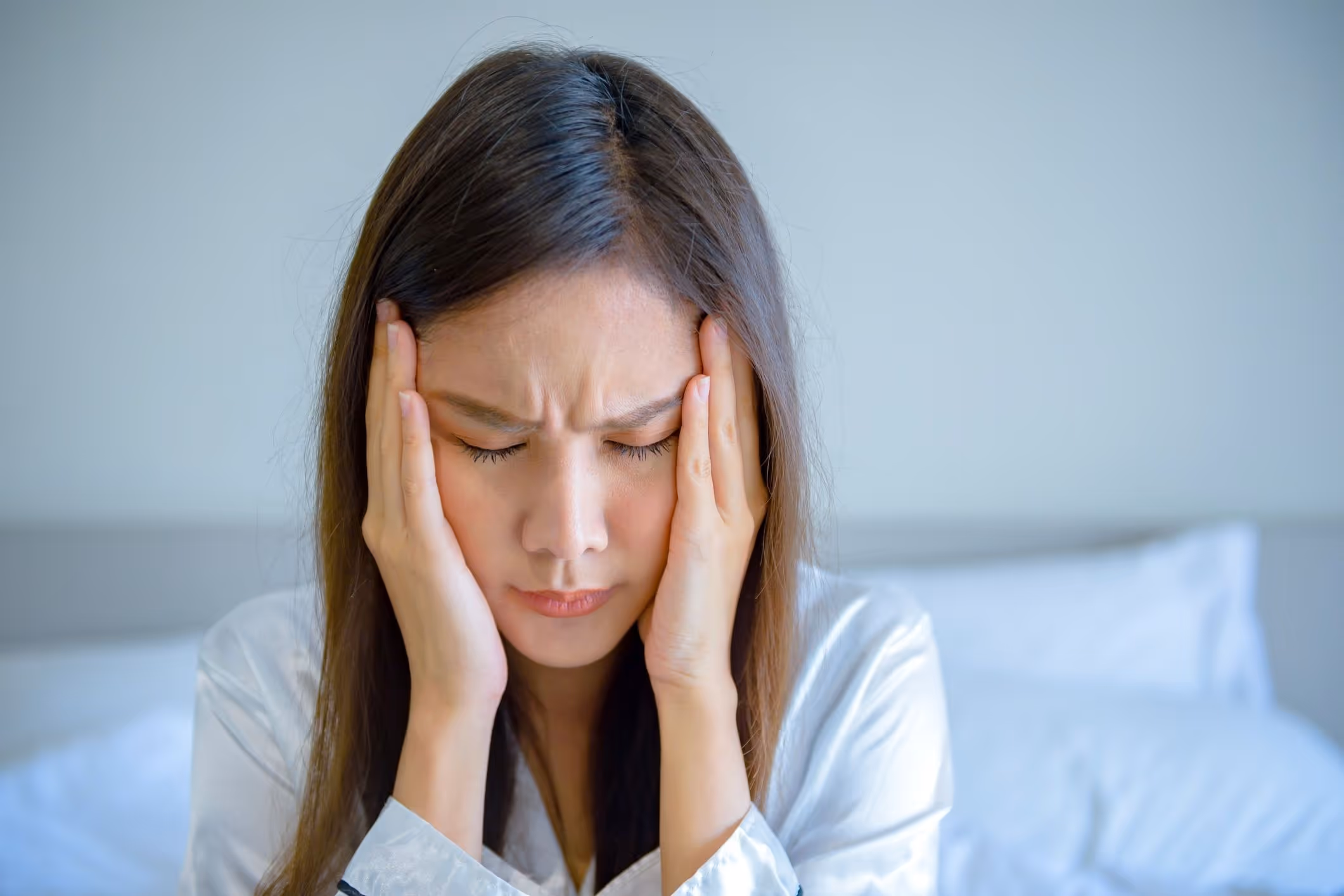 Woman resting in bed while recovering from a concussion injury and seeking legal help.