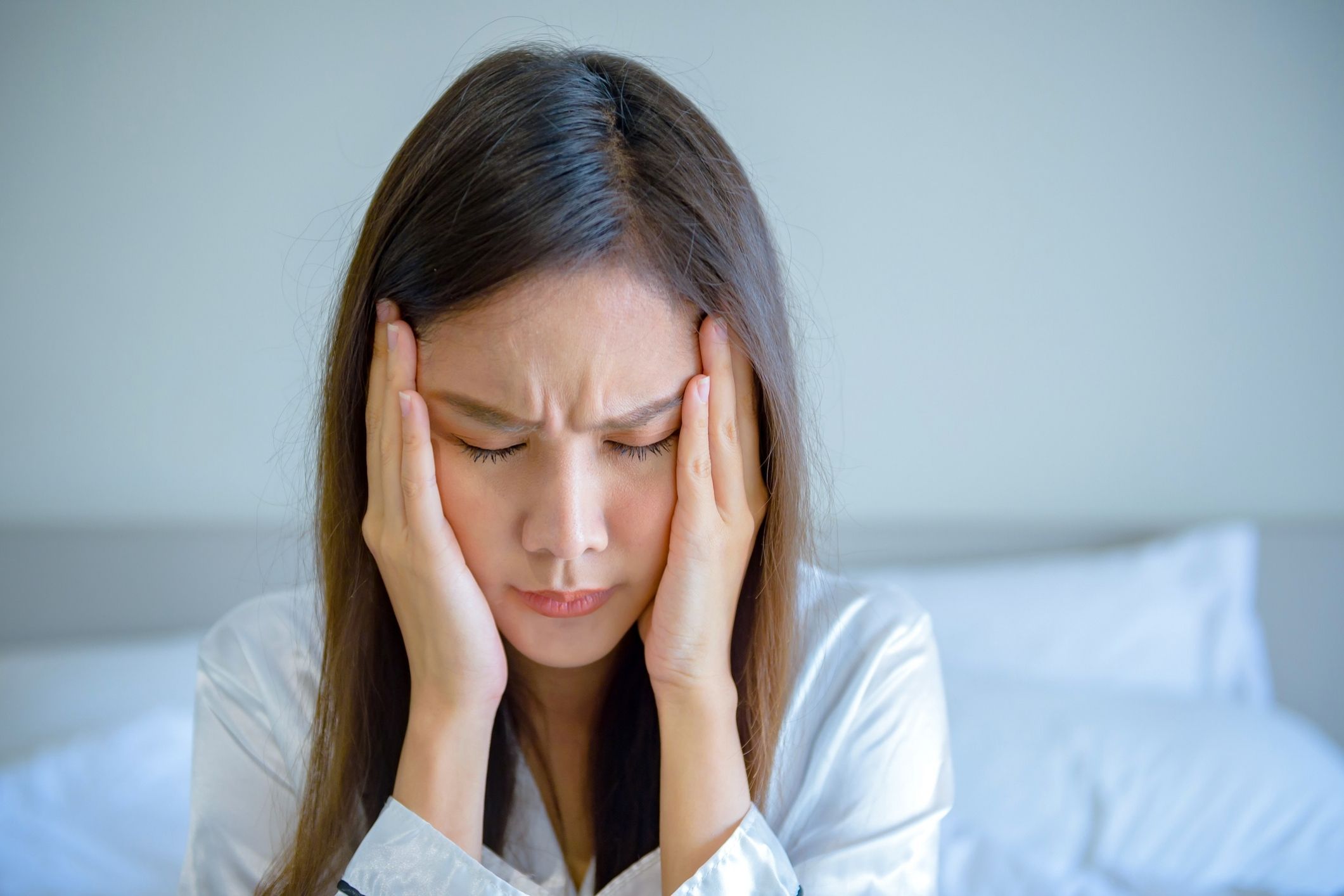 Woman resting in bed while recovering from a concussion injury and seeking legal help.