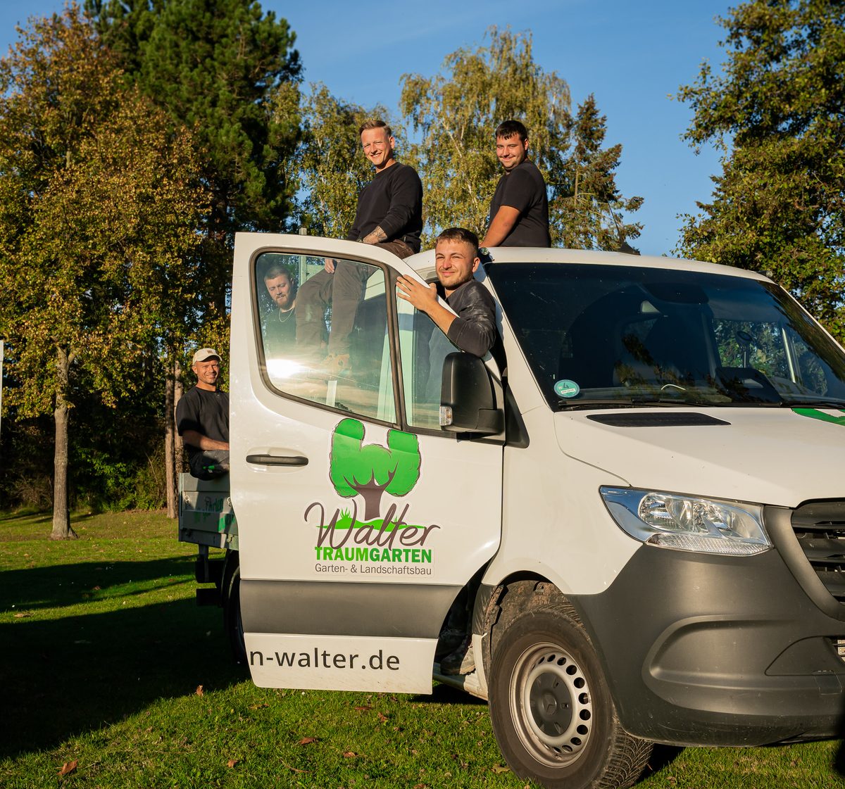 Das Team von Walter Traumgarten auf dem Transporter