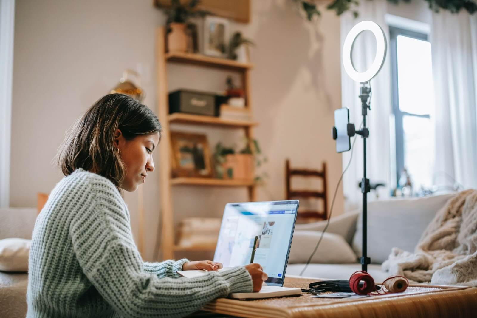 Une femme écrivant dans son journal intime 