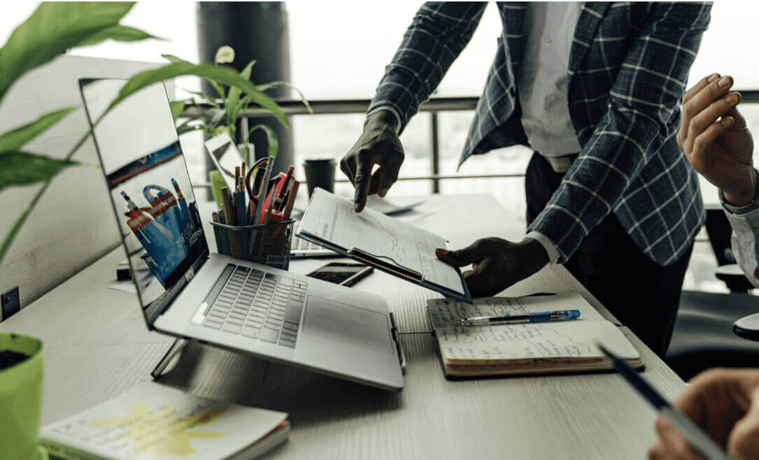 Employé de bureau montrant un document à ses collègues