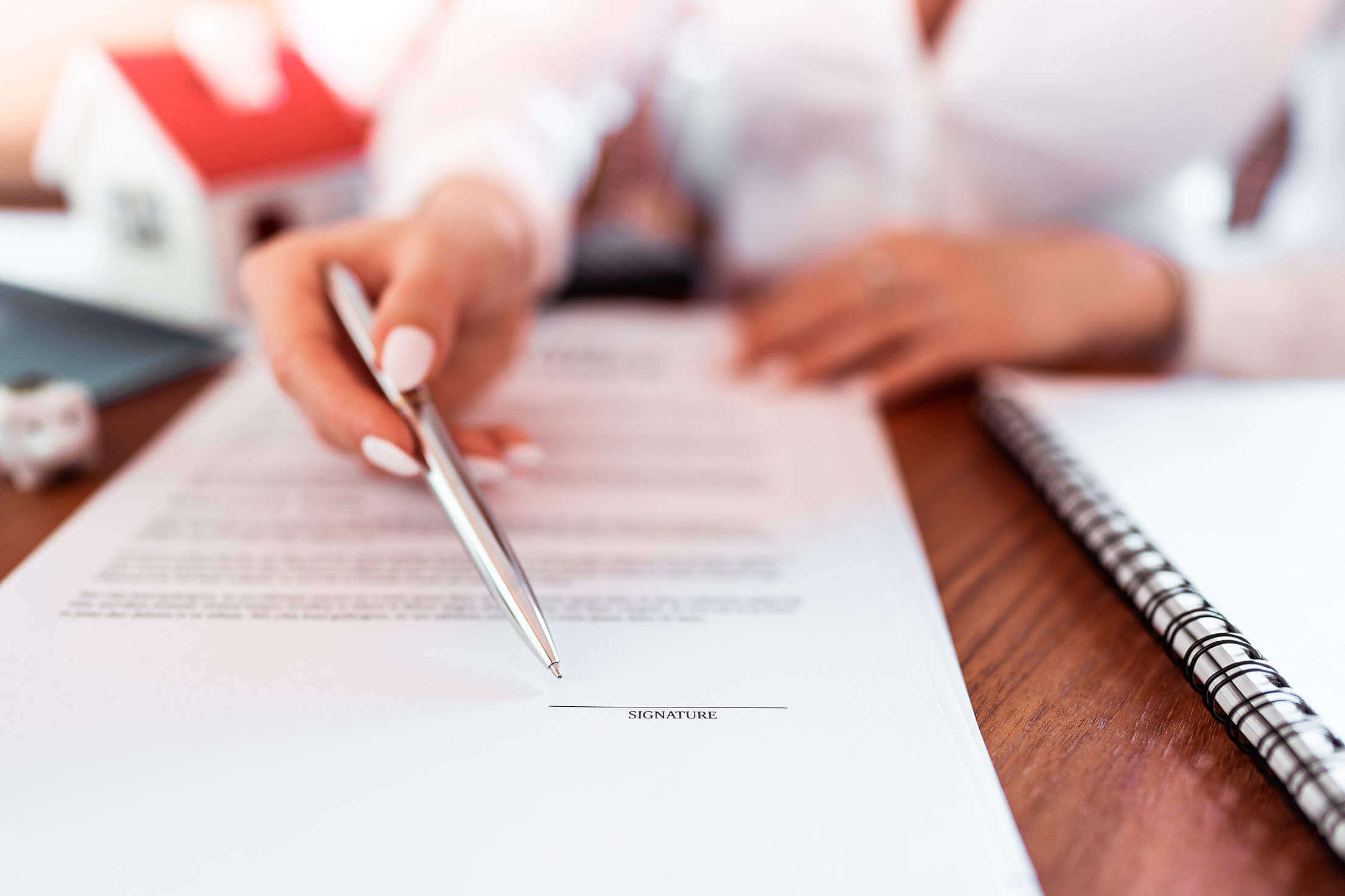 femme indiquant où signer