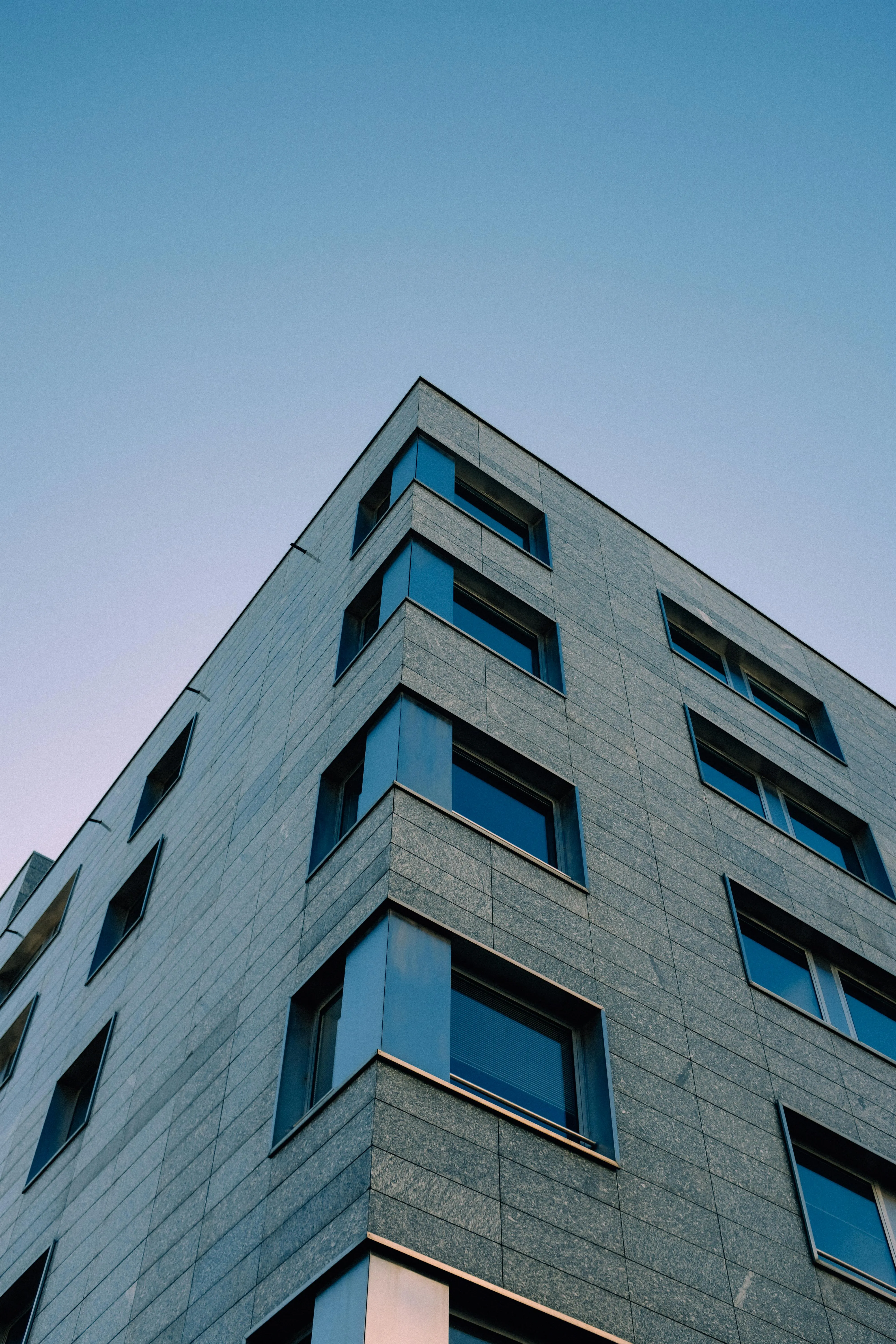A very tall building with lots of windows.