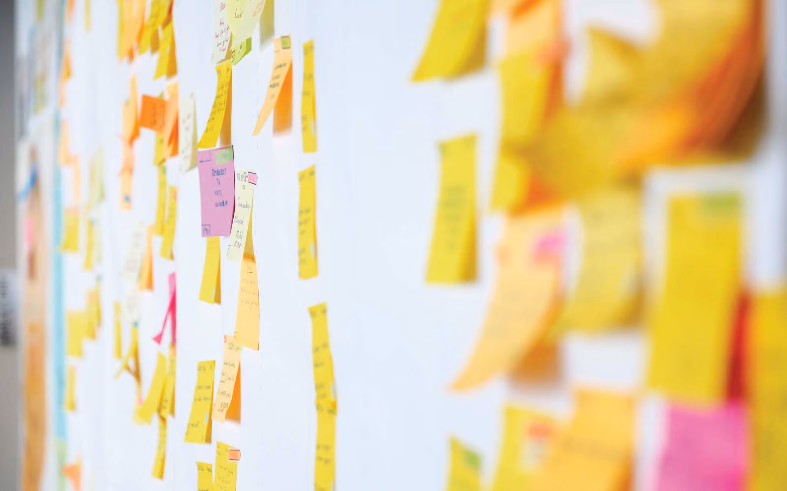 Header graphic for the article 'How to create an effective customer journey map'