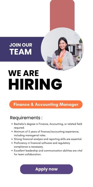 Frau hĂ€lt Ordner lĂ€chelnd vor BĂŒroregalen, neben Text: Wir stellen ein fĂŒr Finanz- und Buchhaltungsleiter, Anforderungen und jetzt bewerben.