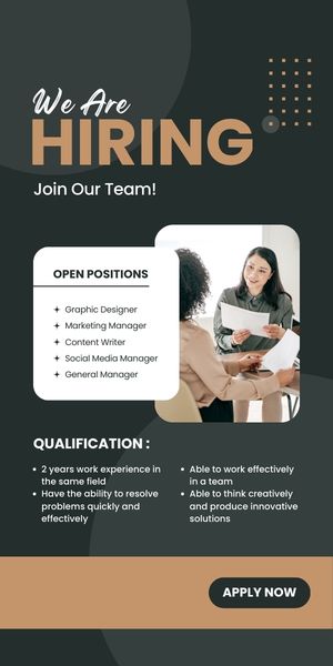 Person ĂŒberreicht einen Lebenslauf mit dem Text âCandidate Experience Firstâ in Pastellrosa und Gelb.