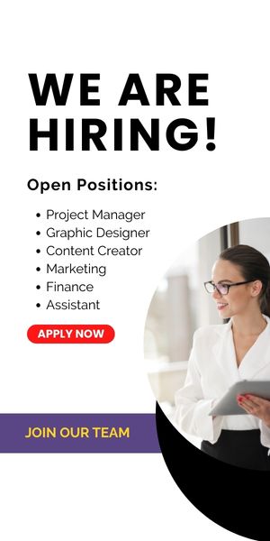 Frau arbeitet an einem Computer und sieht sich eine Webseite zum Thema Recruiting und Arbeitgebermarke an.