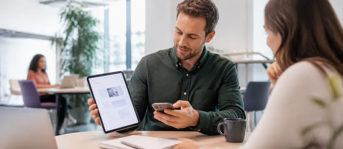 Digitale Kanäle auf Smartphone und Laptop