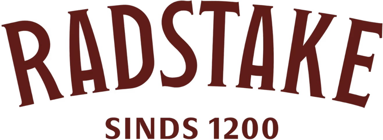 De afbeelding toont het logo van "Radstake" in donkerrood met sierlijke letters en de tekst "Sinds 1200" eronder, wat mogelijk duidt op een historisch thema of een lange traditie.