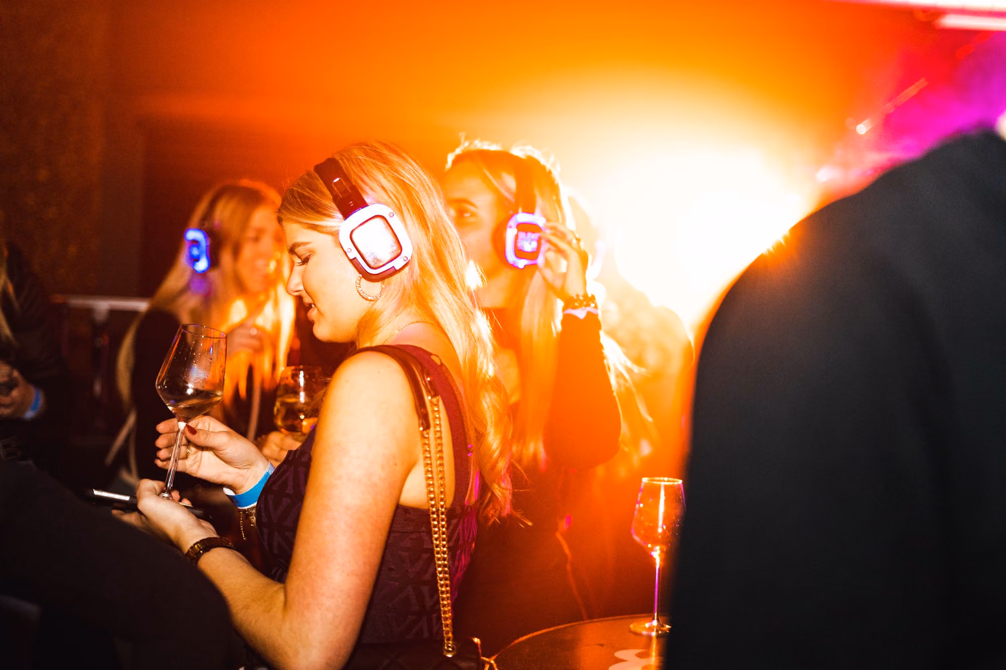 Feestgangers tijdens een silent disco evenement