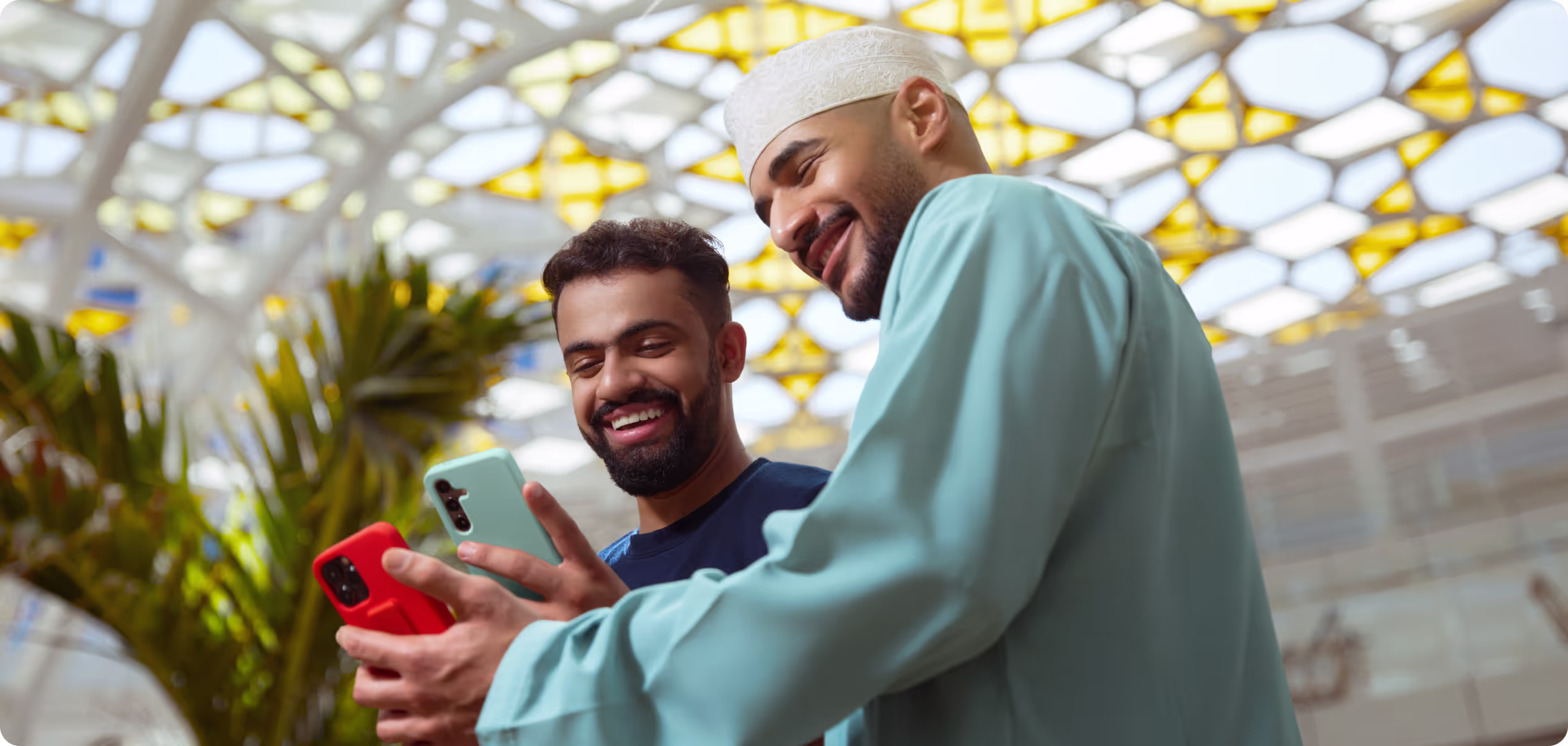 أشخاص يستخدمون واليتي على الهاتف في منزل دافئ.
