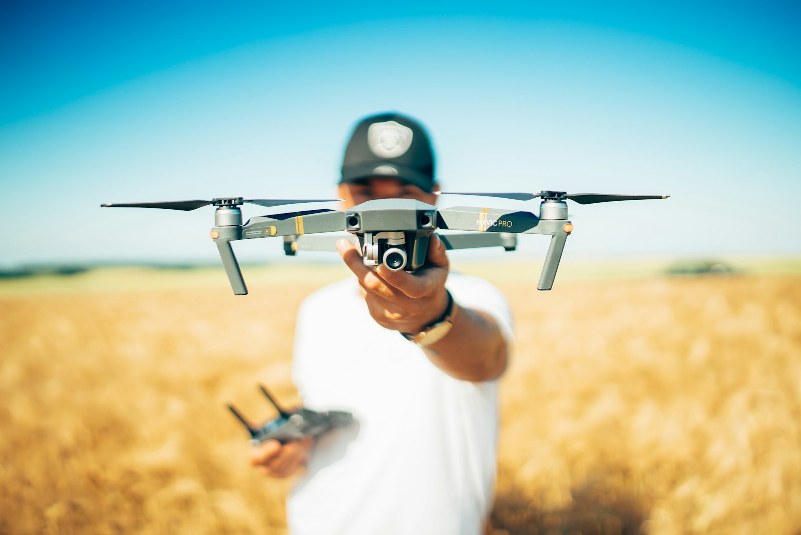 Dronă agricolă în zbor deasupra unei plantații