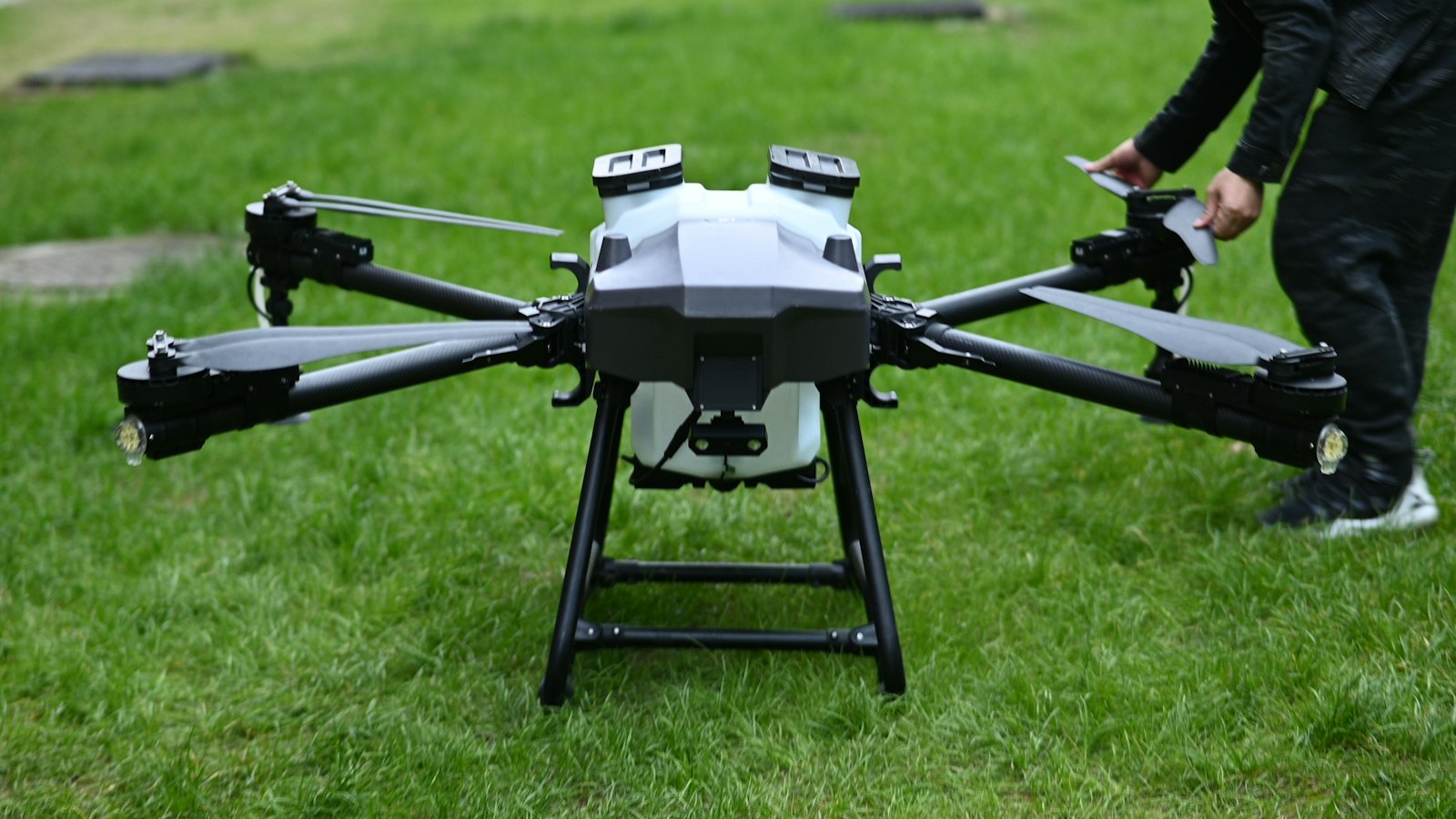 Monitorizarea plantației din aer: dronele completează senzorii de sol și ajută la decizii precise de irigare