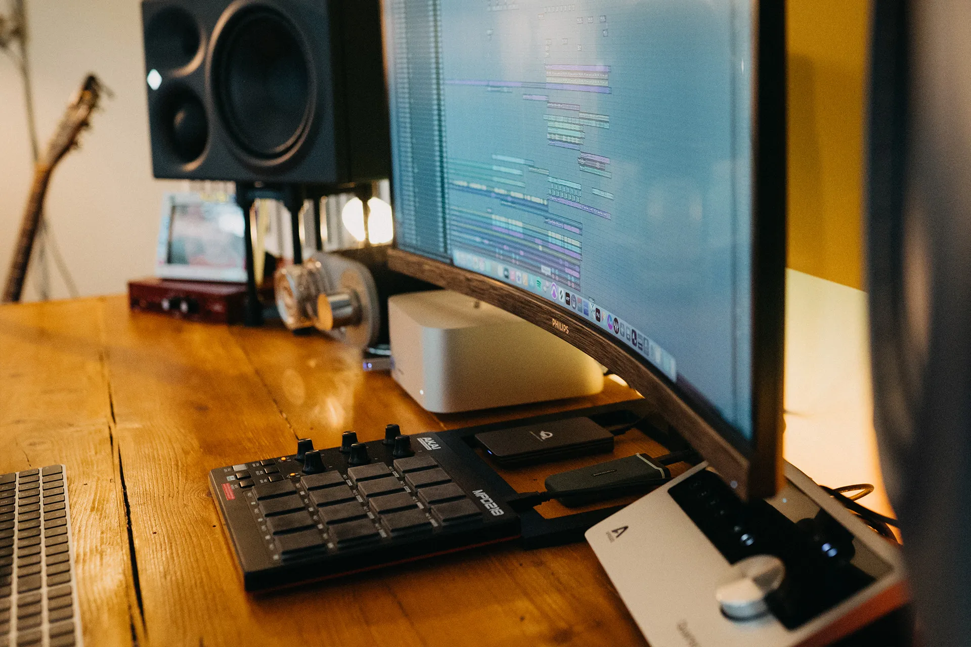 Een close-up foto van de monitor en speakers, studio Adam Music, Harderwijk.