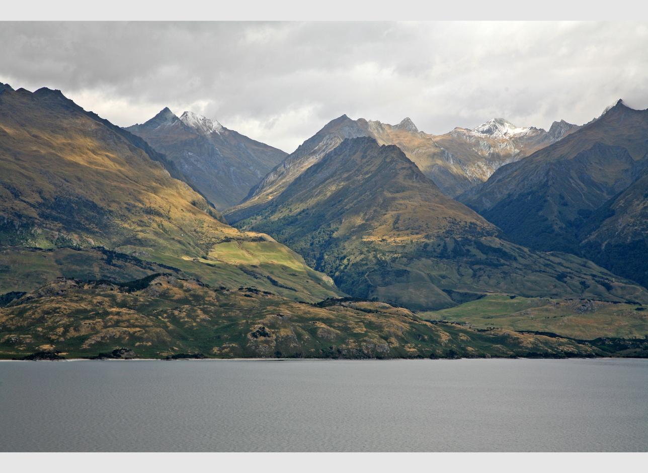 Lake Wanaka mountains waterfront road trip destination near Queenstown for campervan travellers New Zealand