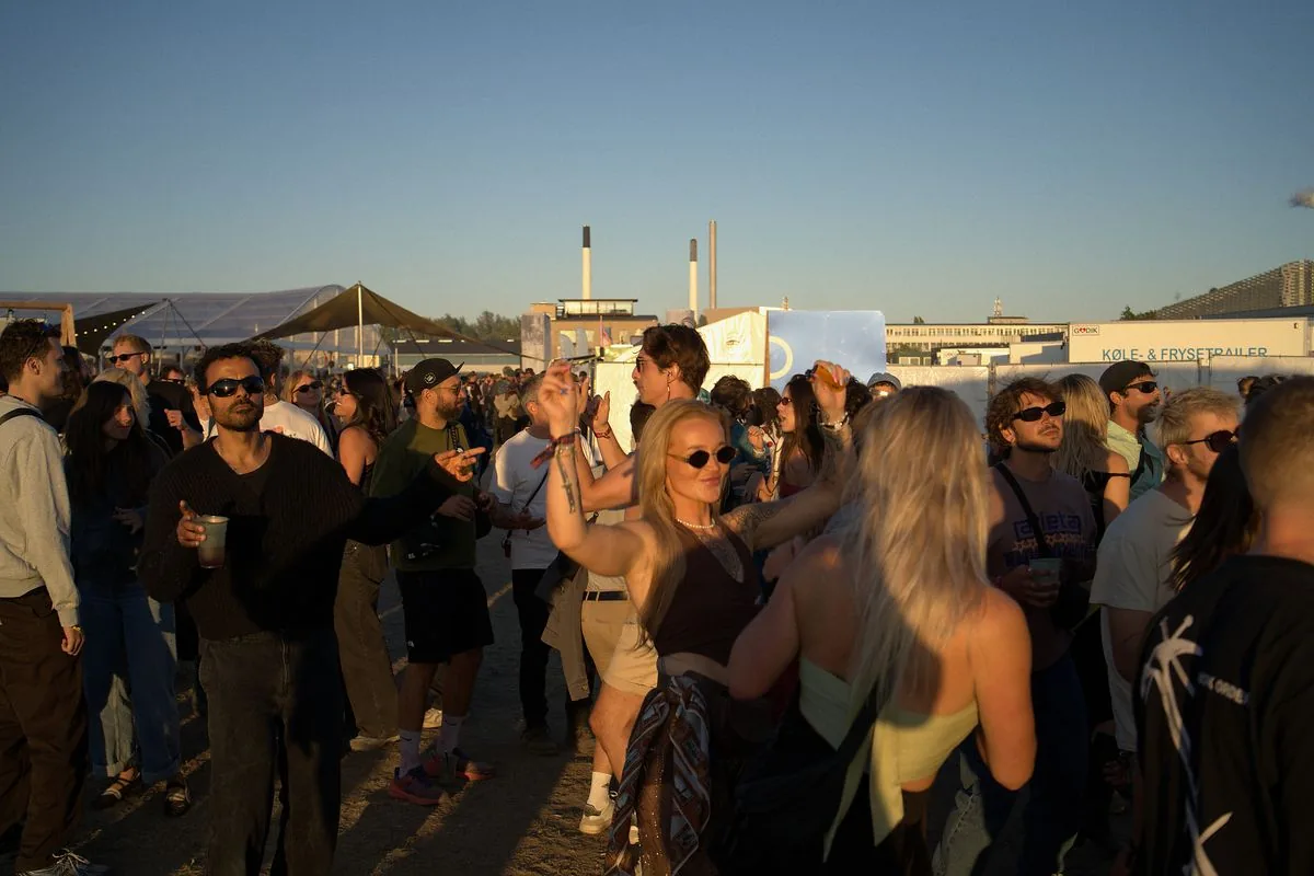 Publikum danser i aftensolen på O Days 2026
