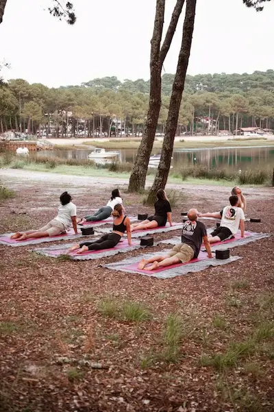 Cours de yoga au Lac Hossegor pendant un surfcamp The Family Van