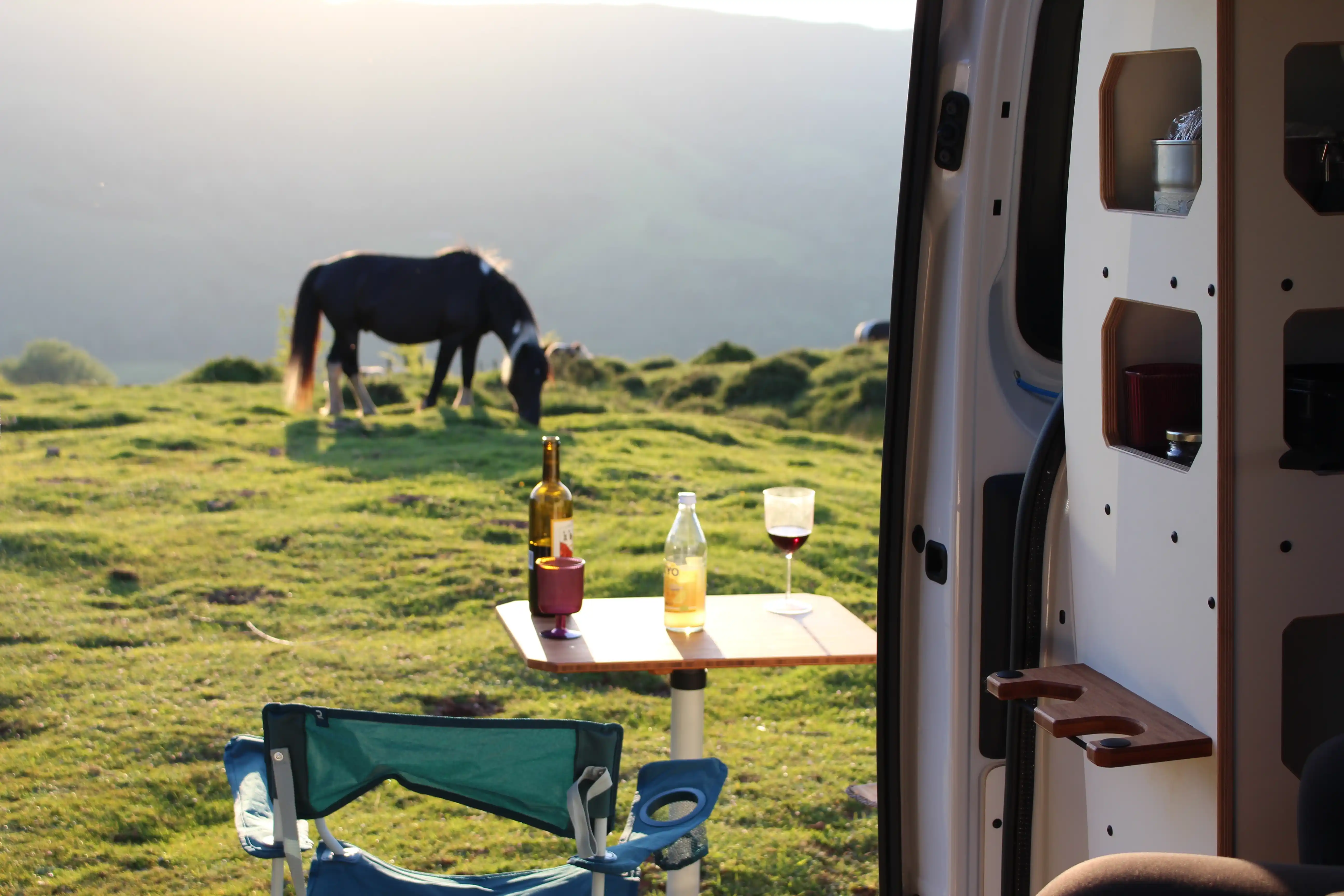 Apéro en van aménagé électrique sur le col d'Artzamendi dans le Pays Basque.