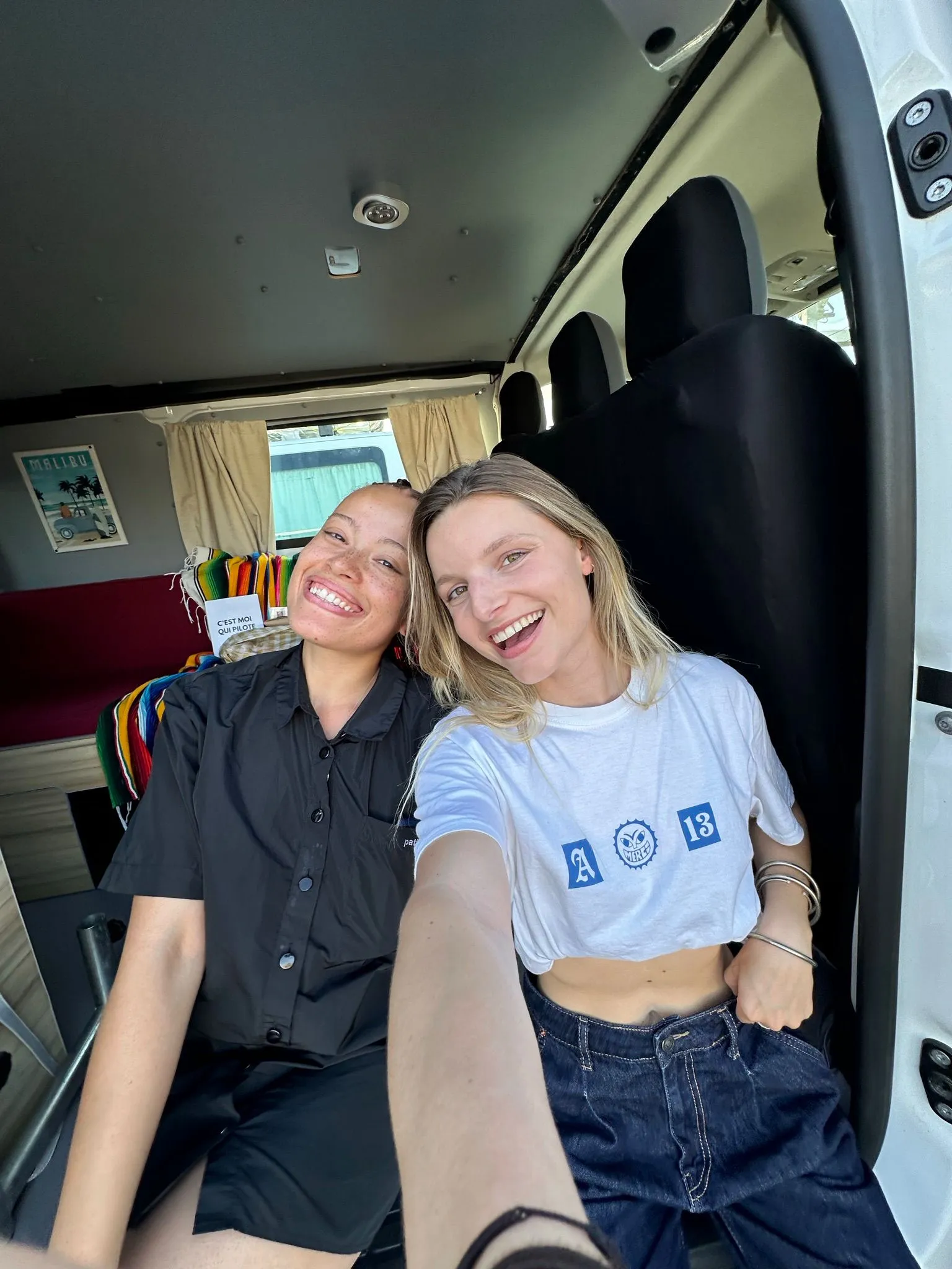 Photo of the two guides, Noémie and Cléo, from the wellness retreat organized by The Van family 