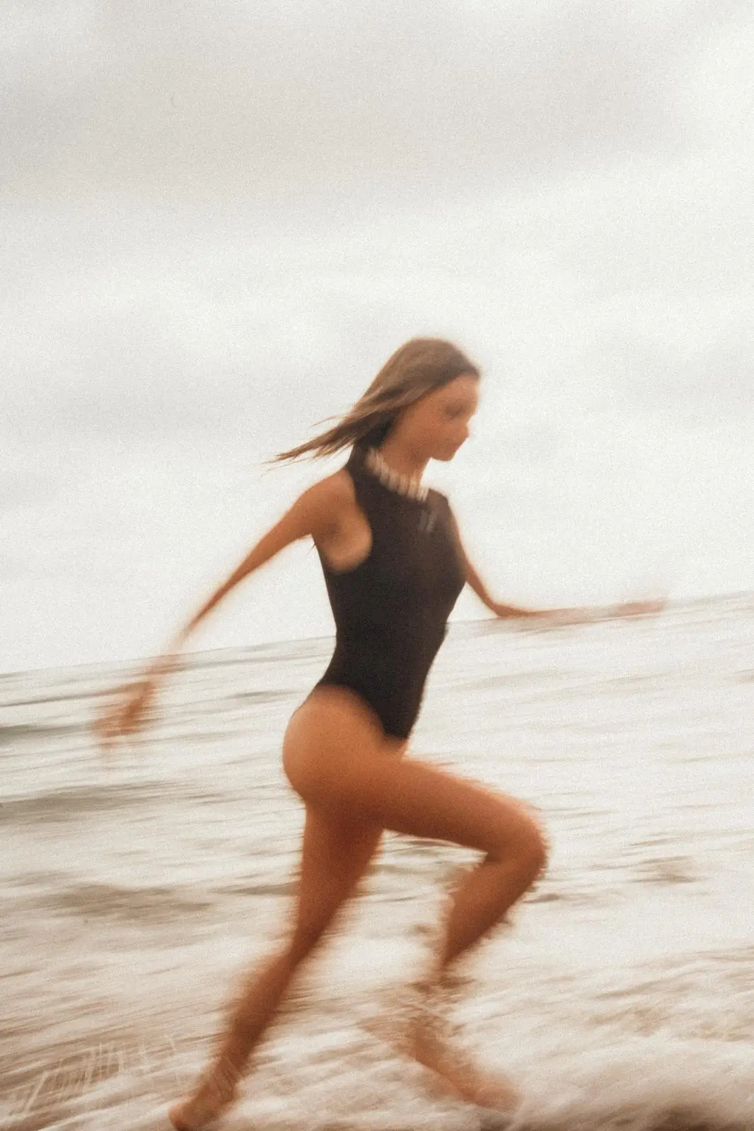 The wellness retreat guide, Cléo, running on Capbreton beach