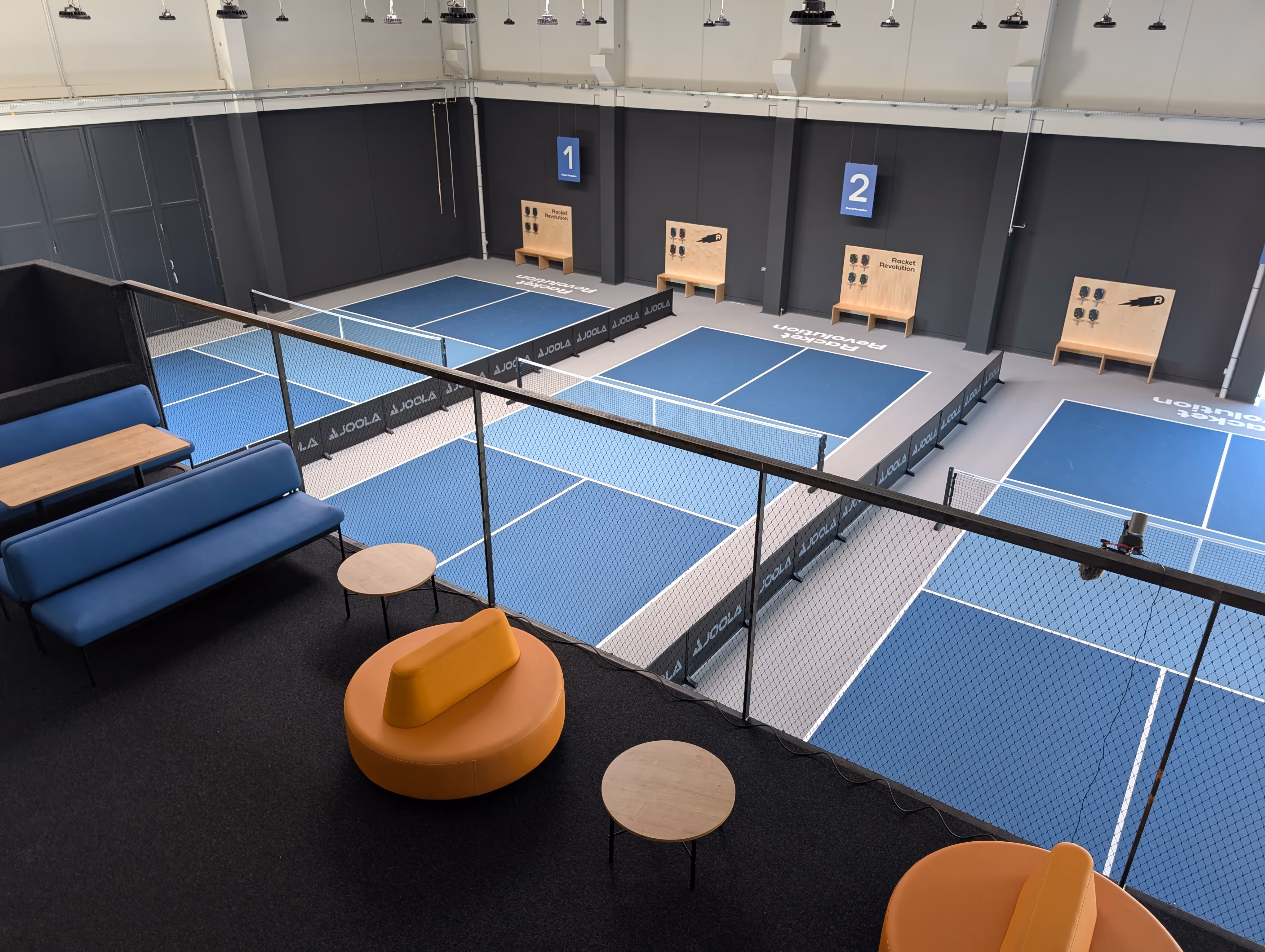Die Racket Revolution Halle von innen, Blick von der Galerie