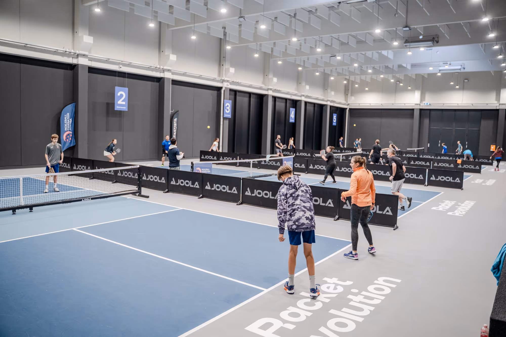 Autumn Cup 2025 Spieler auf Courts