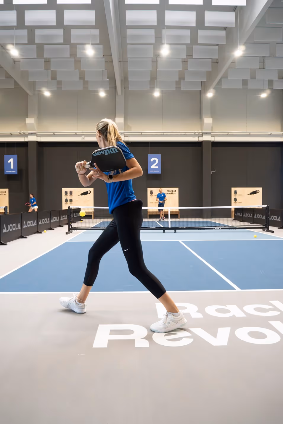 Frau spielt Pickleball